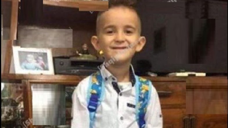 FOTO/U shkëput nga dora e nënës, 7-vjeçari gjendet i pajetë, i vëllai doli gjallë në prehrin e gjyshes së pajetë