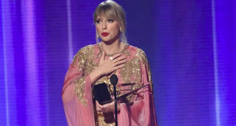 Këngëtarja triumfon në çmimet “AMA”, ia kalon dhe rekordit të Michael Jackson