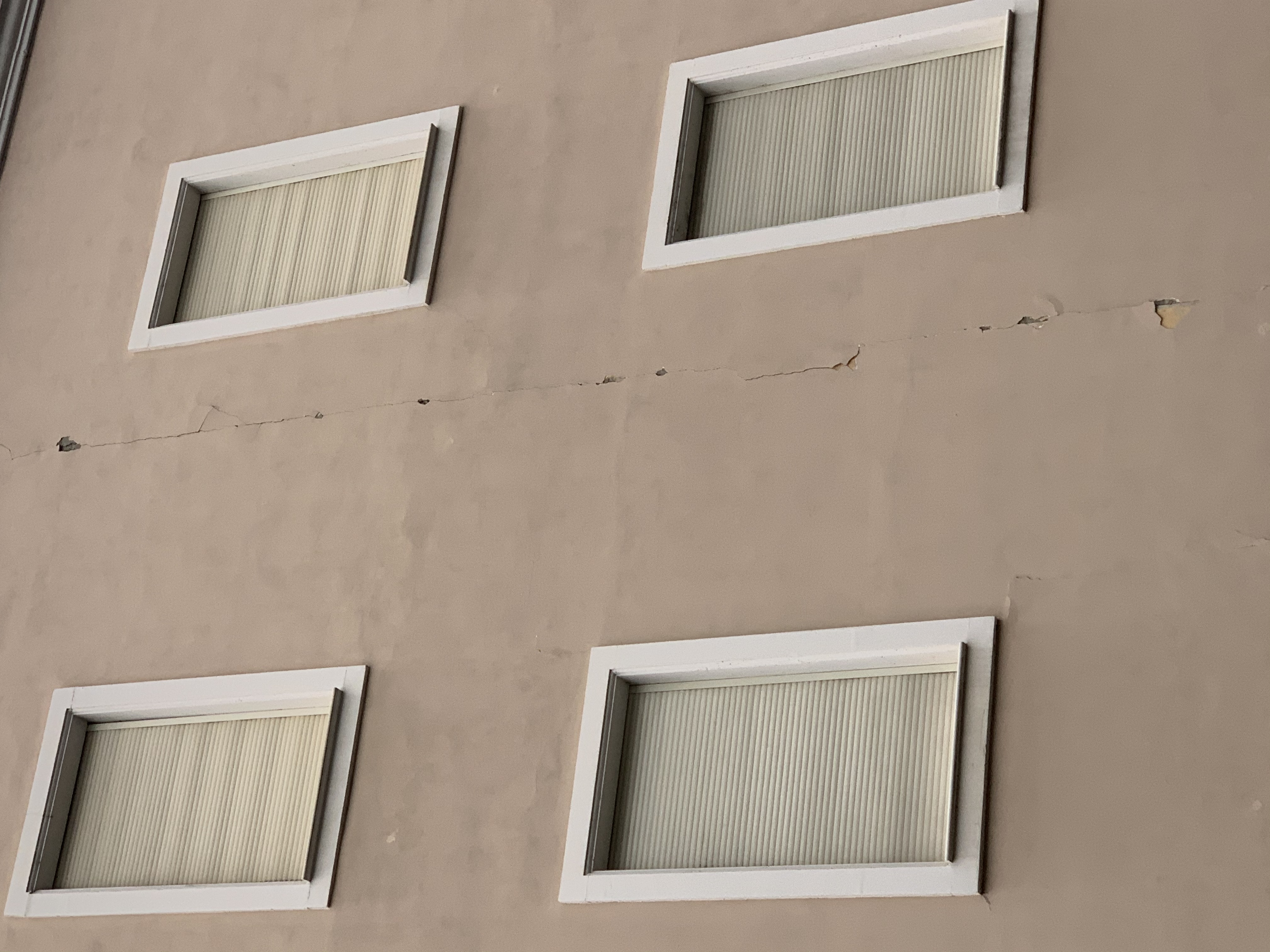 FOTO&VIDEO EKSKLUZIVE/ Termeti plasarit muret e Kryeministrise ne Tirane