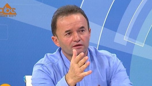 Frika e qytetarëve, thirrja e inxhinierit për banorët e Tiranës: Rikthehuni nëse keni vetëm plasaritje muresh