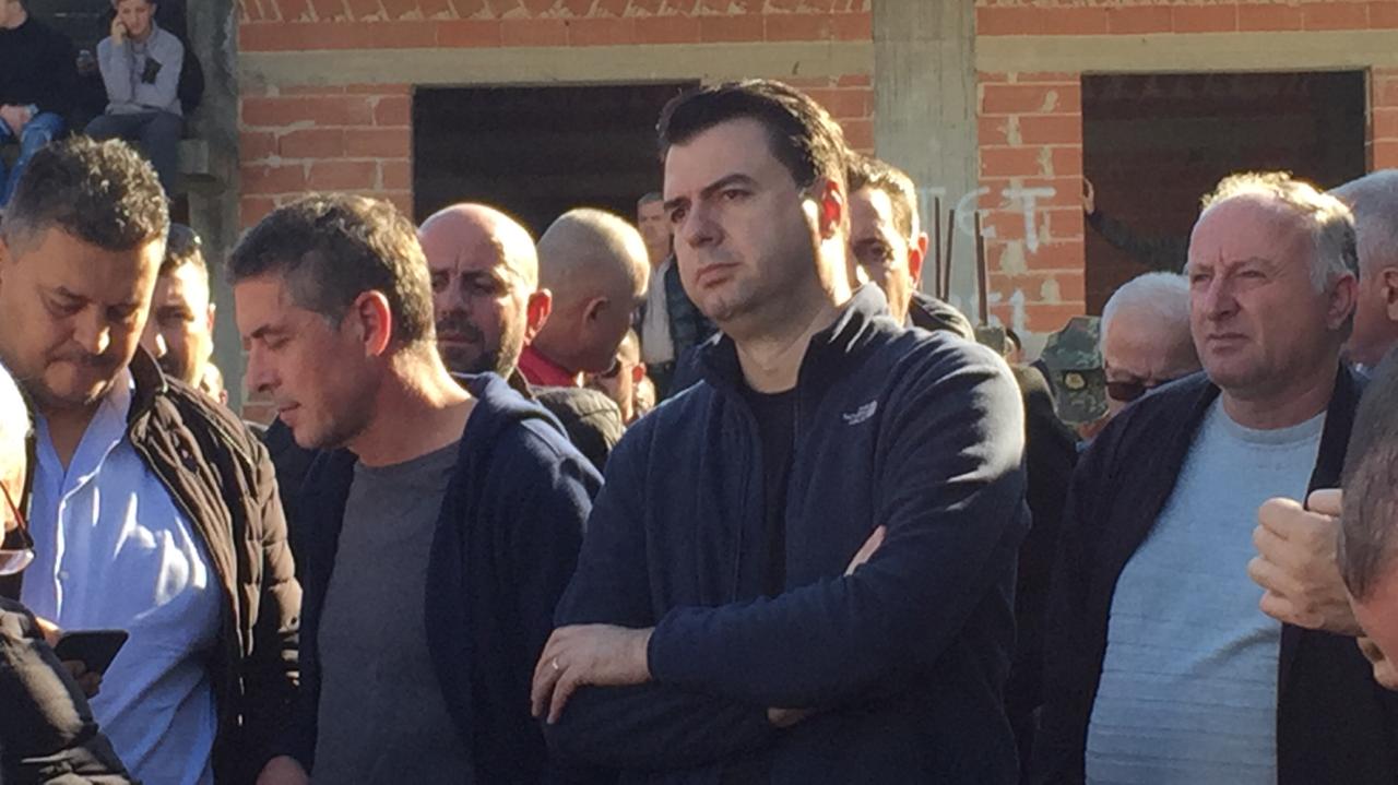 FOTO/Shembja e vilës, Basha pranë banorëve, vijon puna për nxjerrjen e familjarëve