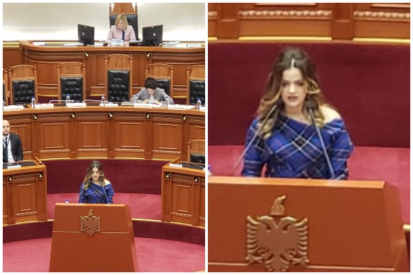 Deputetja e opozitës së re thyen kodin e etikës, vjen me fustan dhe shpatull jashtë në Kuvend