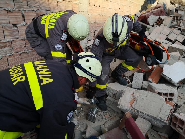 FOTO/Tërmeti i fuqishëm, në terren dhe ekipi RO-USAR, fillon operacionin e kërkimit-shpëtimit në Durrës