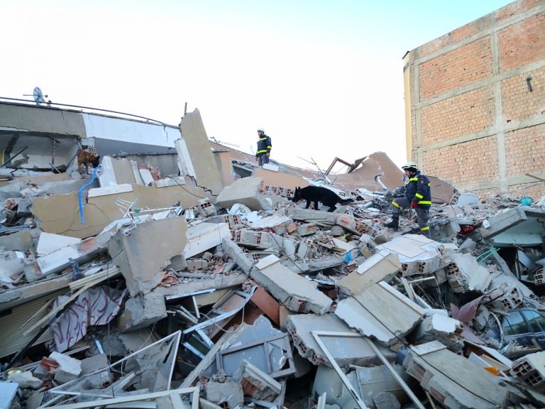 FOTO/Tërmeti i fuqishëm, në terren dhe ekipi RO-USAR, fillon operacionin e kërkimit-shpëtimit në Durrës