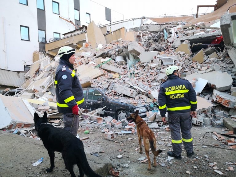 FOTO/Tërmeti i fuqishëm, në terren dhe ekipi RO-USAR, fillon operacionin e kërkimit-shpëtimit në Durrës