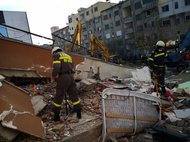 FOTO/Tërmeti i fuqishëm, në terren dhe ekipi RO-USAR, fillon operacionin e kërkimit-shpëtimit në Durrës