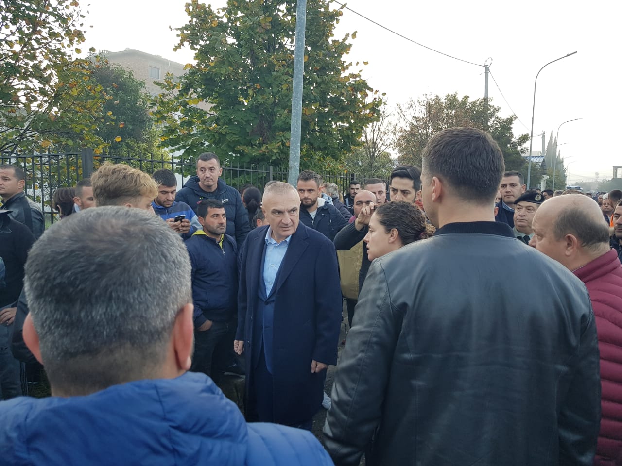 Meta pranë qytetarëve në Thumanë: Çdo përpjekje për të shpëtuar banorët nën rrënoja