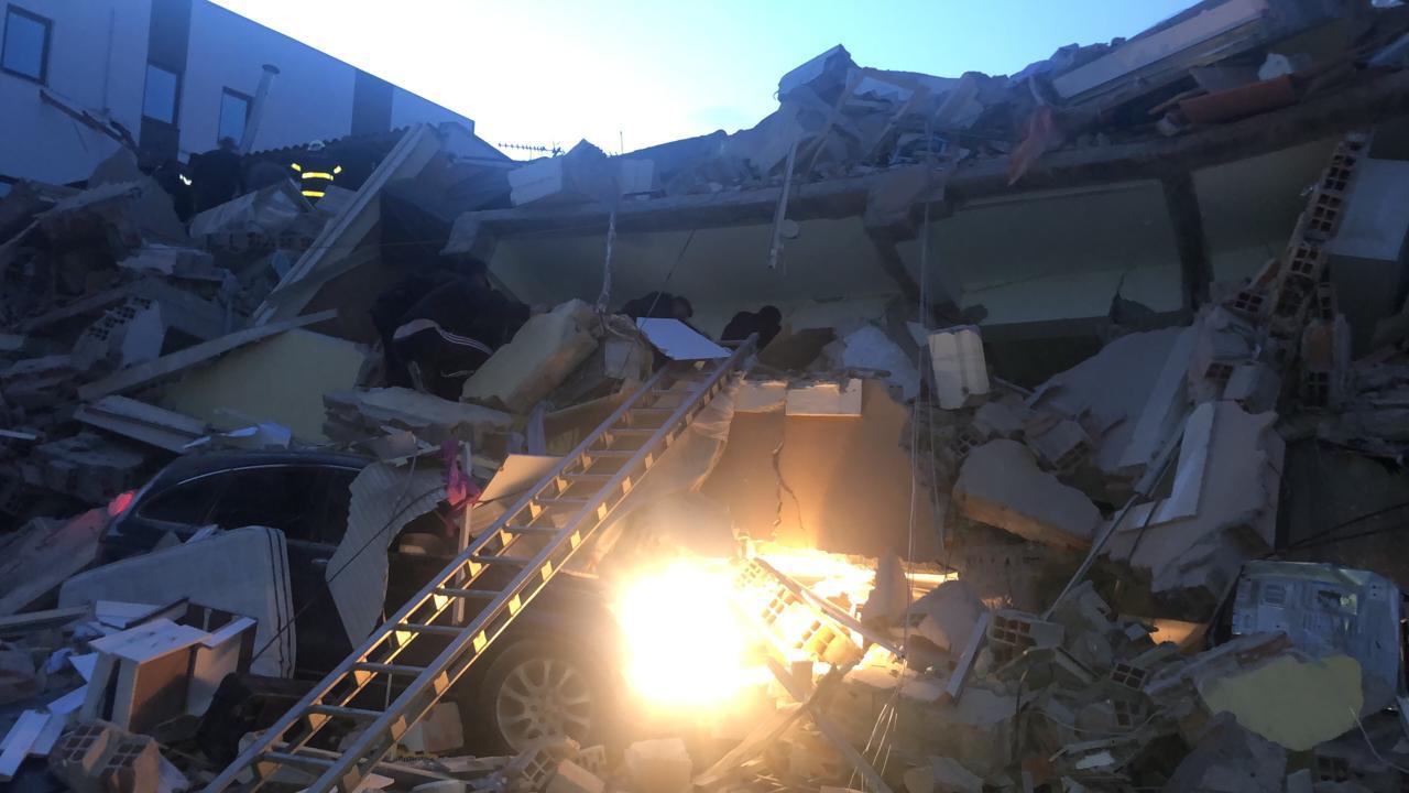 FOTO/Vijojnë të nxirren persona të gjallë nga rrënojat në Thumanë