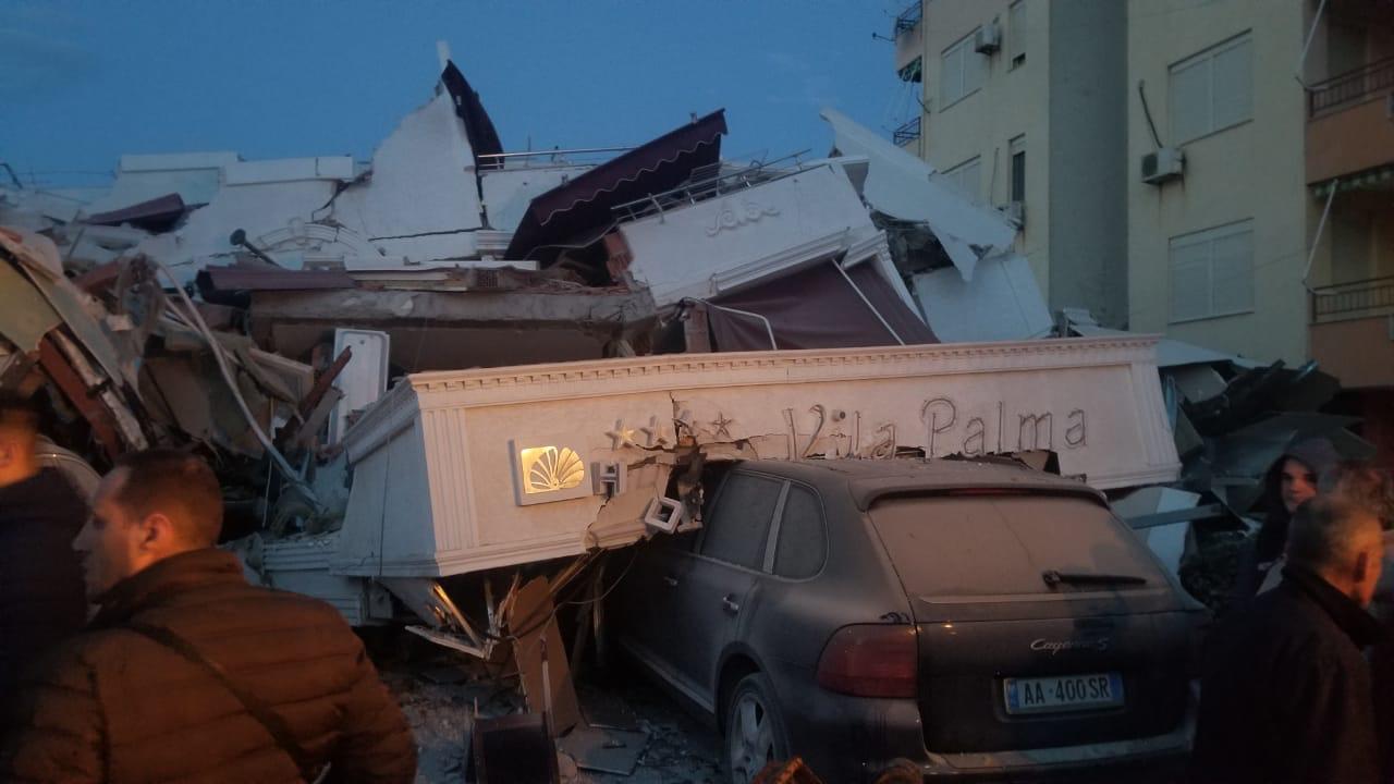 Hoteli i shembur në Durrës, djali i pronarit gjallë, po nxirret nga rrënojat
