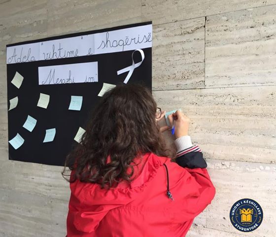 Studentët, mesazhe të dhimbshme pas humbjes së Adelës