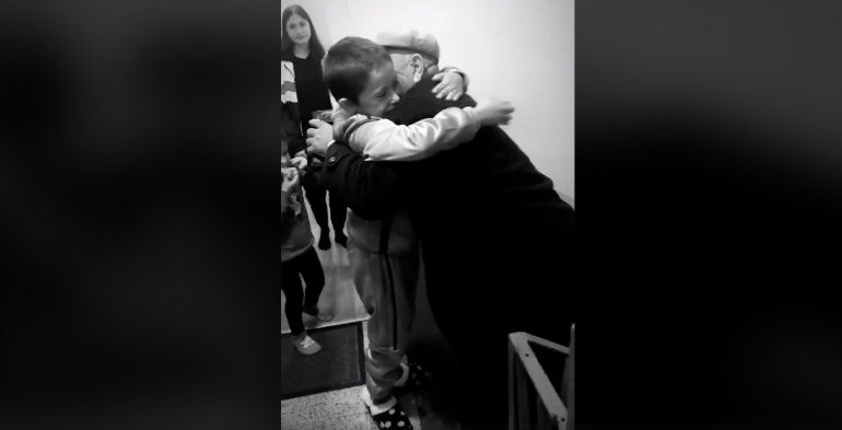 VIDEO/Pranë familjes së tij, momenti prekës kur Alvini takohet me gjyshin