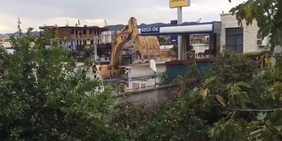 VIDEO/IKMT nis prishjen në Astir, përplasje mes banorëve dhe forcave të policisë