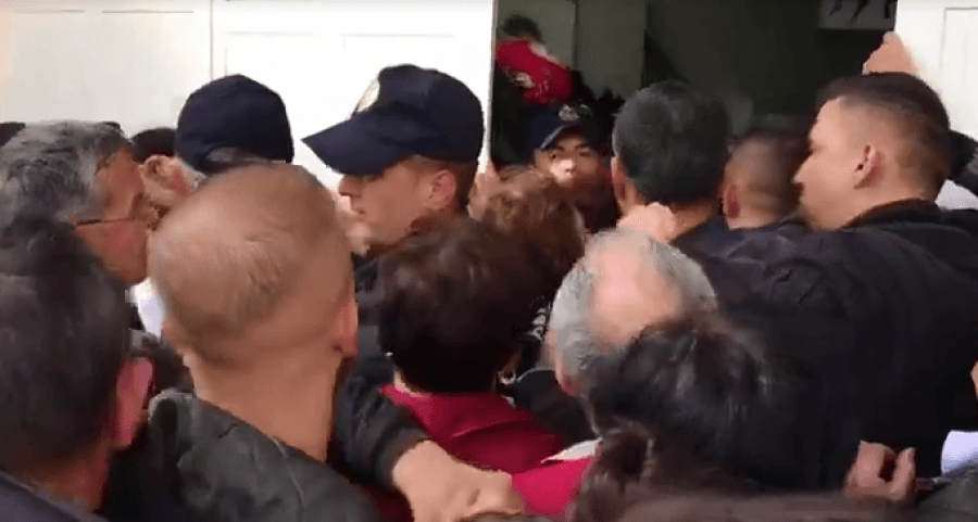 VIDEO/Situata në Durrës del jashtë kontrollit, banorët shtyhen në radhë për ndihmat