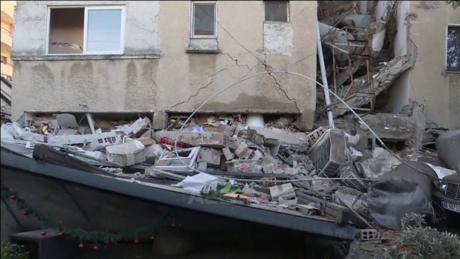 VIDEO/E pabesueshme, pallati në Durrës zhytet dy kate nën tokë, një çift brenda nën rrënoja