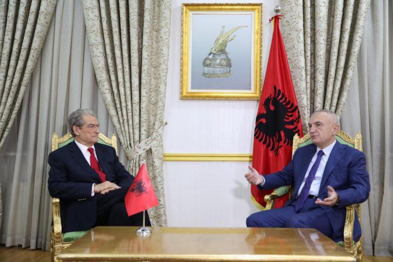 Dalin fotot e para nga takimi, Meta pret Berishën në Presidencë