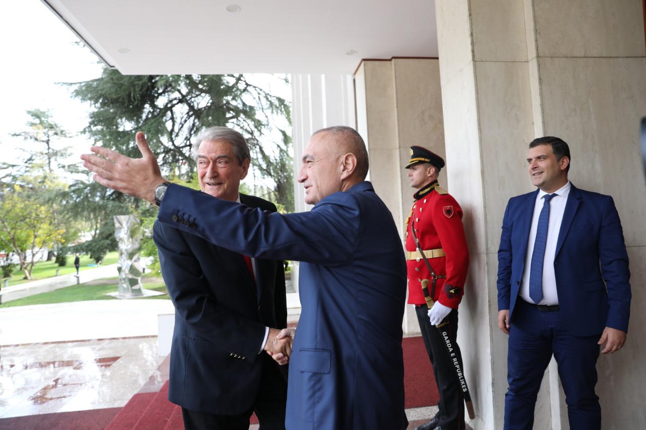 Dalin fotot e para nga takimi, Meta pret Berishën në Presidencë