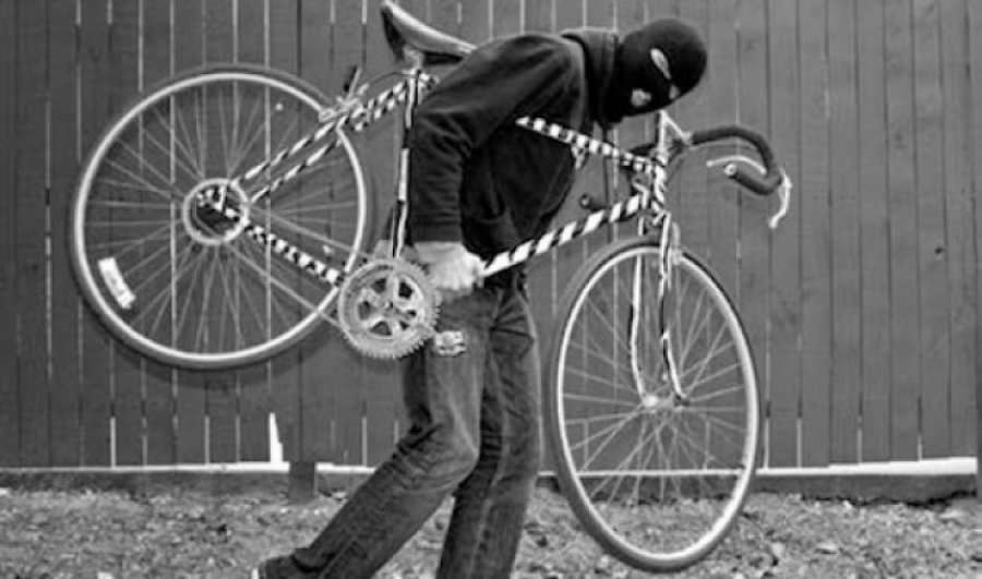 Tenton të vjedhë biçikletën, ky është shqiptari i arrestuar nga policia italiane