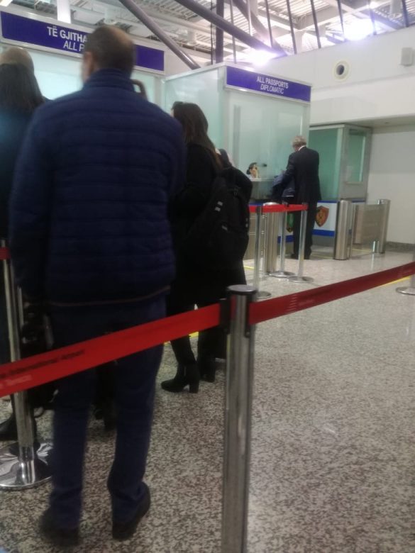 FOTO/ Borchardt ikën nga Shqipëria