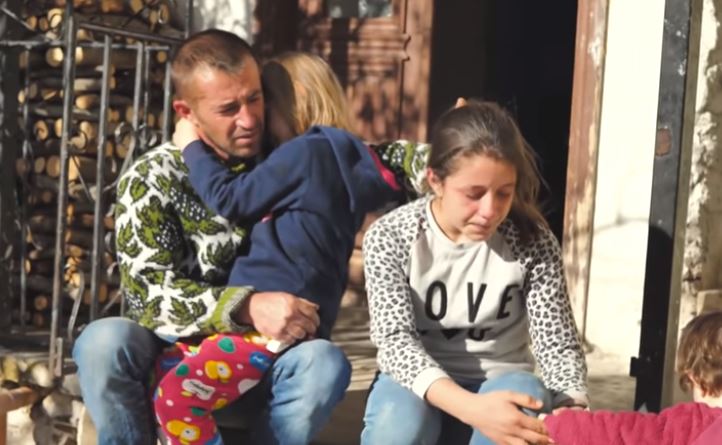 Rrëfime tronditëse/Nënë e bijë u mbytën në rezervuar, burri shpërthen në lot: Vajza e madhe pa gjithçka