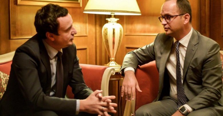 Mediat kosovare: Albin Kurti i beson Ministrinë e Jashtme Ditmir Bushatit