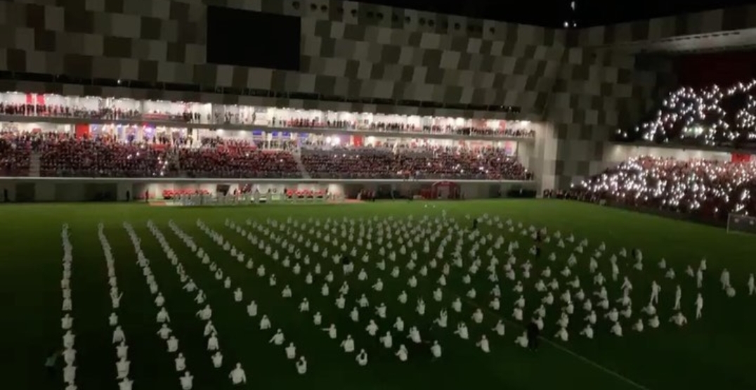 “Si kope delesh”/Ironia e gazetarit me ceremoninë në stadium: Ç’dreqin deshën që e katranosën me këtë shfaqje