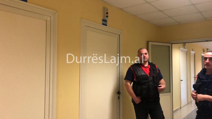 FOTO/Pamjet e pavijonit ku ndodhet prokurori Ndoja, ruhet me dy policë, kush e vizitoi sot