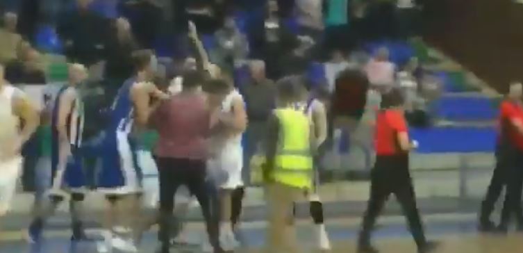 VIDEO/Pamjet skandaloze kur dhunohet gjyqtari, përjashtohet përjetë basketbollisti i Tiranës