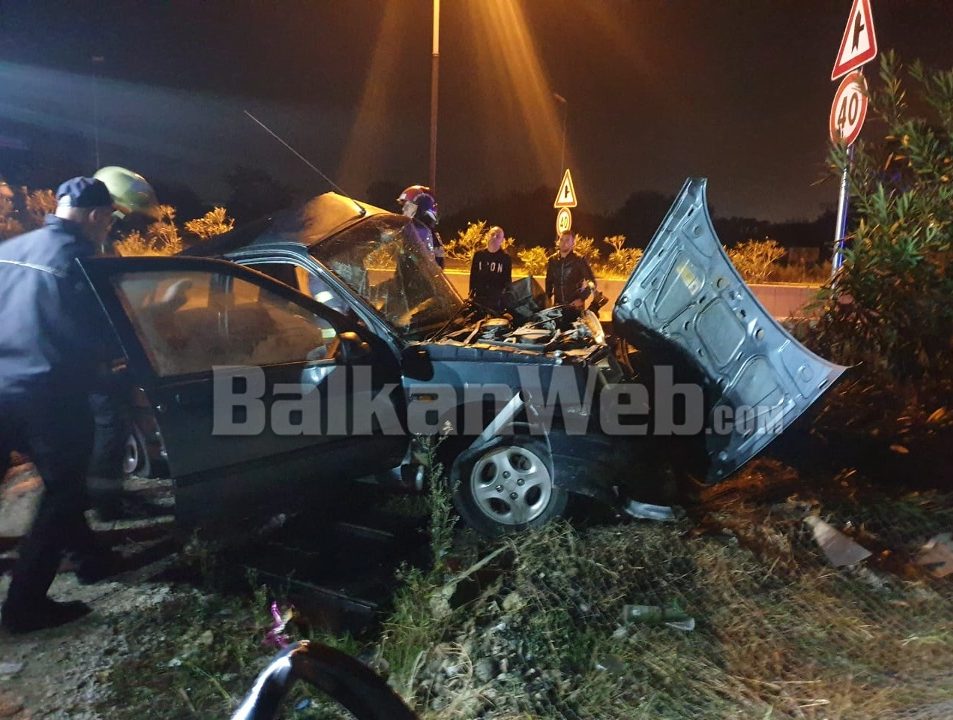FOTO/Po fliste me “kamer” në telefon, aksidentohet për vdekje këngëtari në Durrës