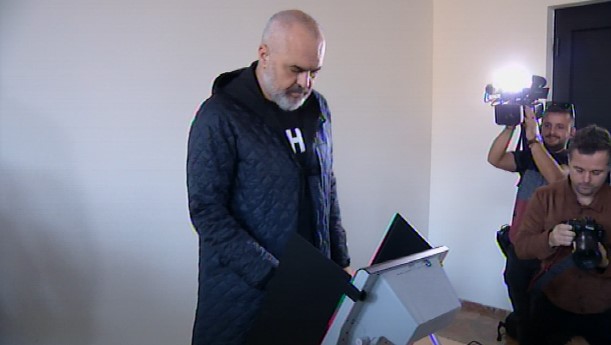 FOTO/Socialistët zgjedhin delegatët e Kongresit, provohet për herë të parë votimi elektronik online