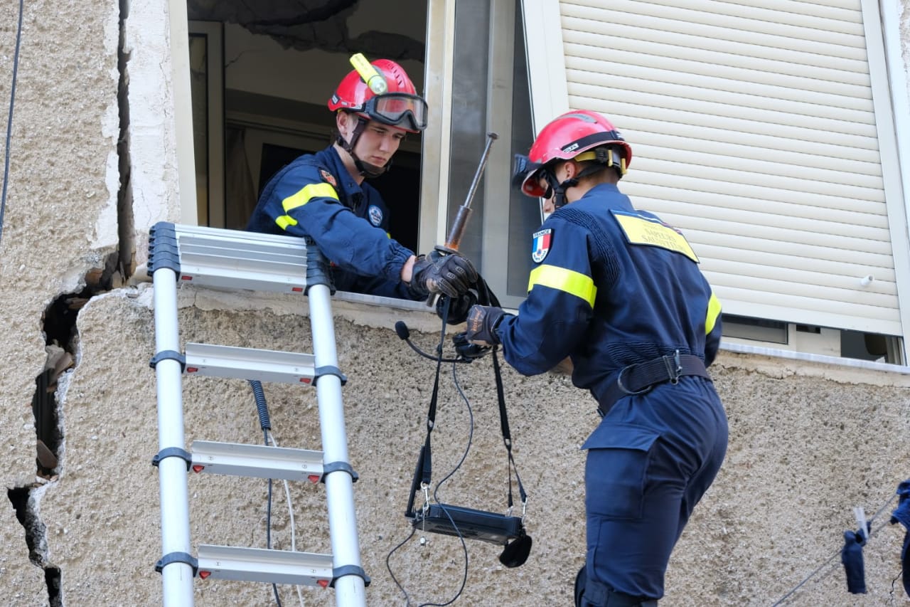 Specialët francezë në kërkim të dy personave tek “Dy Gjelat” në Durrës