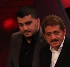 FOTO/100 mijë euro për të dëmtuarit e tërmetit, gjesti i veçantë i këngëtarit të njohur dhe babait të tij