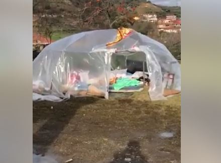 VIDEO/Thirrje për ndihmë në Vorë, familja jeton me tre fëmijë nën plasmas