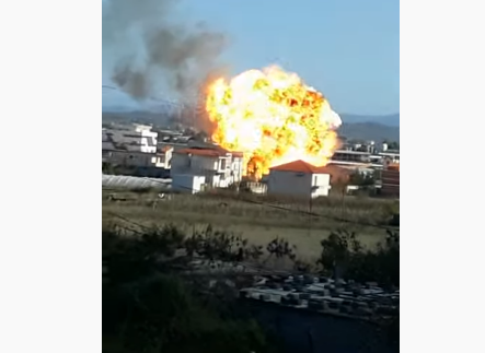 VIDEO/Momenti kur ndodh shpërthimi i fuqishëm në pikën e karburantit në Fier