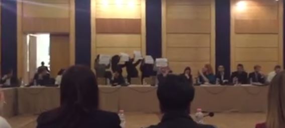 VIDEO/Gratë e Astirit i hyjnë në konferencë Borchardt: Merre gishtin e mesit, dhe shko në shtëpi