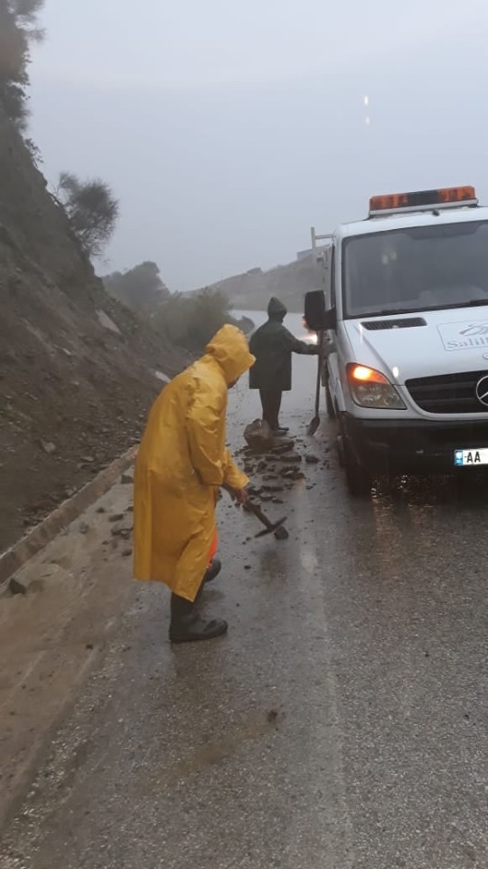 FOTO/Stuhi shiu e rënie gurësh në akset rrugore, ARRSH njoftim: Drejtuesit e mjeteve të bëjnë kujdes