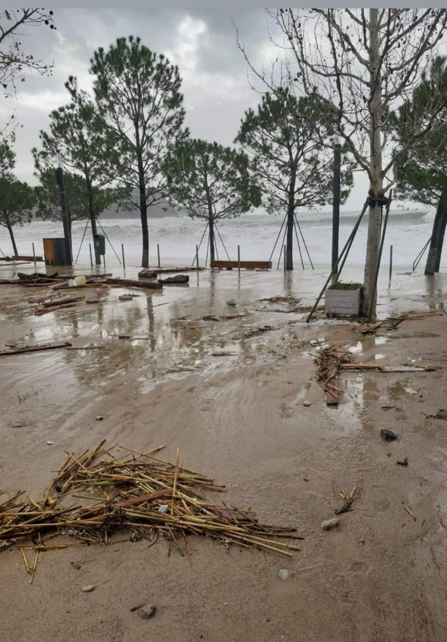 FOTO&VIDEO/ Deti përmbyt pedonalen në Himarë, merr para bizneset në breg