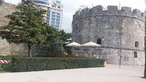 FOTO/Kalaja e vjetër e Durrësit nuk i reziston tërmetit, shembet muri rrethues i saj