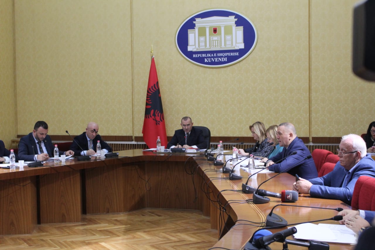 “Ka mbërritur një material sekret nga Meta”, deputetët akuza në komision: Po kërkoni kohë për pazaret e radhës