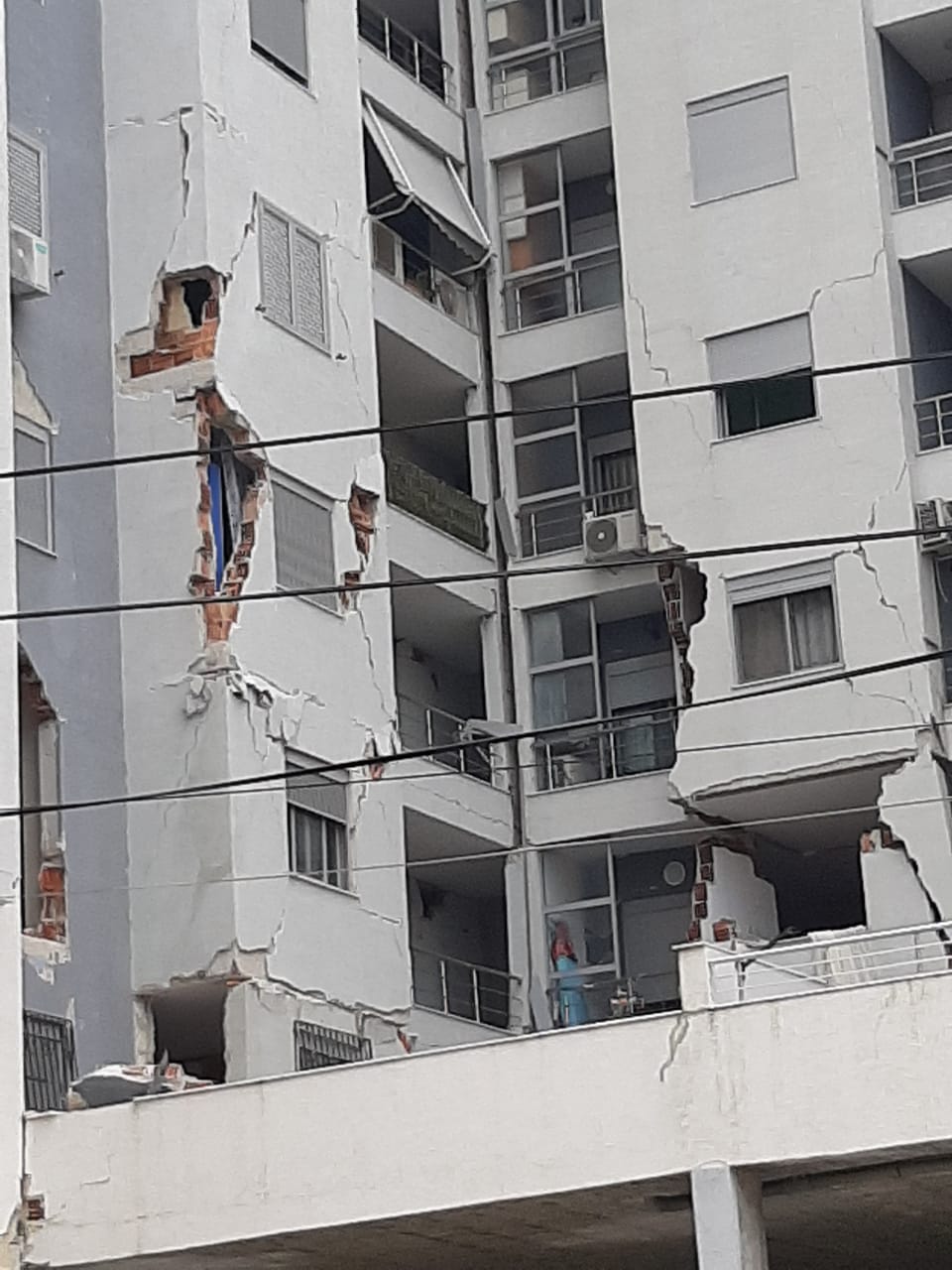 VIDEO/Kompleksit të madh në Durrës që i mungojnë kolonat, pallati braktiset pas tërmetit, totalisht i pabanueshëm