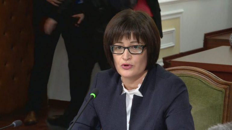 Vorpsi shmang Metën, betohet si anëtare e Kushtetueses tek noterja