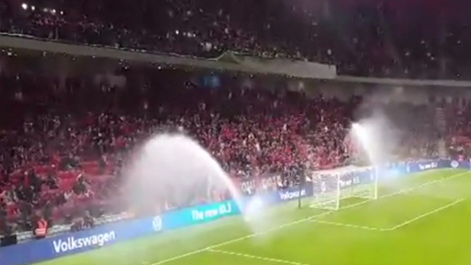 FOTO/”Tifozët me bluza të lagura panë ekipin të humbiste”, videoja e gafës në stadium bëhet virale në mediat e huaja