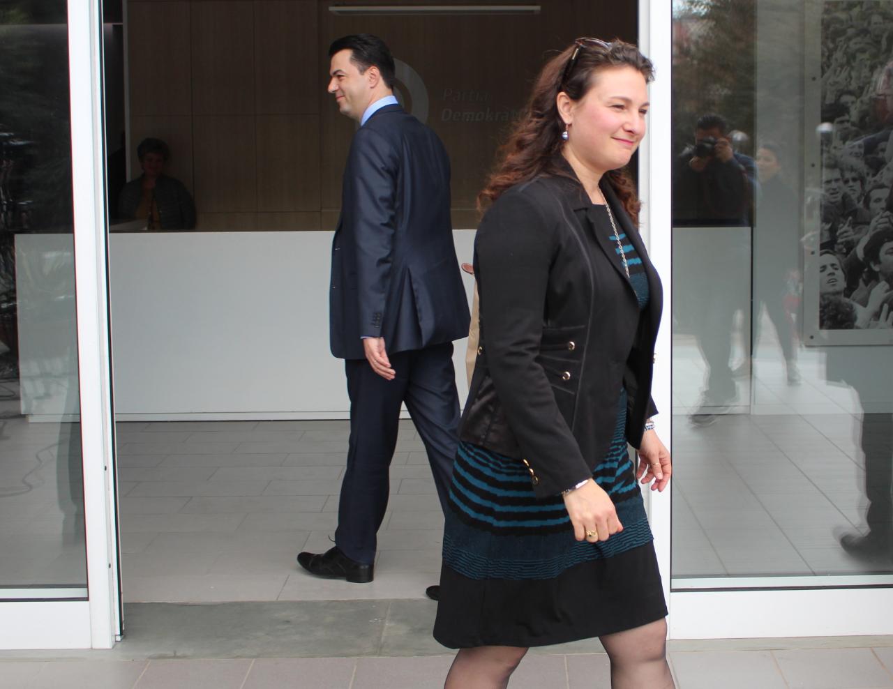 Ambasadorët në zyrën e Bashës, nuk japin shpjegime për takimin