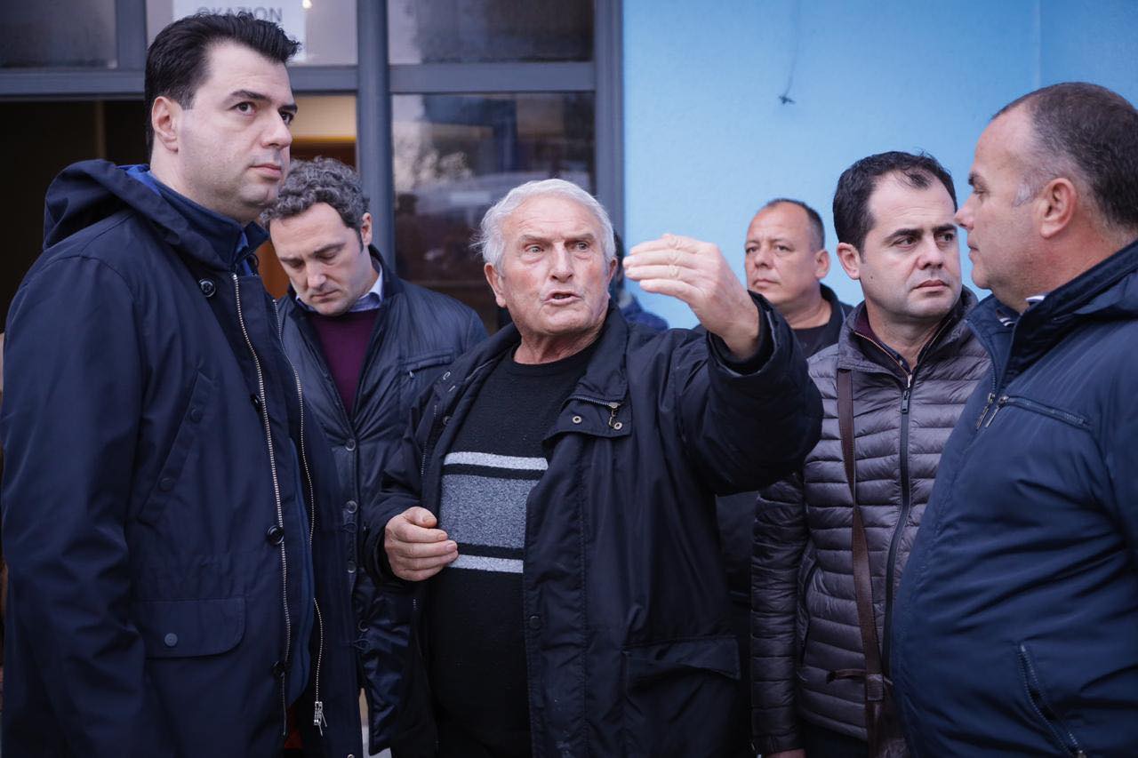 Basha shkon në Kavajë, porosia për banorët: Askush të mos hyjë brenda pallateve të dëmtuara