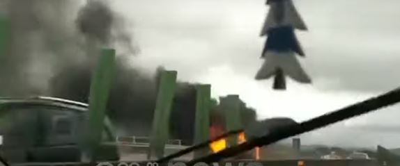 FOTO/Pamjet kur makina merr flakë në mes të autostradës Tiranë- Durrës, shpëtojnë për mrekulli pasagjerët dhe shoferi