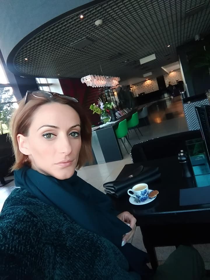 FOTO/Me djalin e vogël në krahë, largohet nga Shqipëria Marsida Qatja