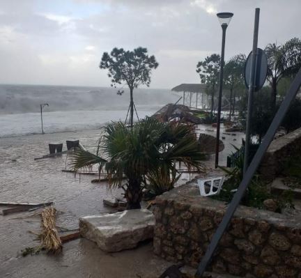 VIDEO/”OSHEE betejë me motin e keq”, publikohen pamjet, shtyllat përfundojnë rrugëve