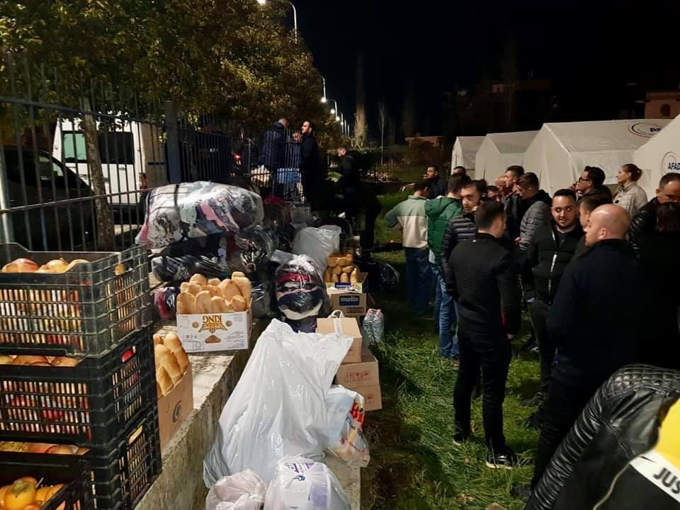 FOTO/Gjimnazistë dhe studentë vijojnë të ndihmojnë non stop, Këlliçi: Mbrëmja na gjeti në Thumanë