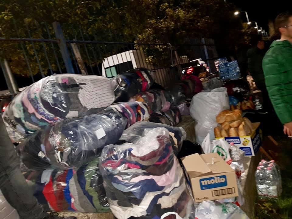 FOTO/Gjimnazistë dhe studentë vijojnë të ndihmojnë non stop, Këlliçi: Mbrëmja na gjeti në Thumanë