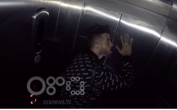 VIDEO/Momente të sikletshme për stilistin e njohur, e mbyllin në ashensor dhe bëhet për spital