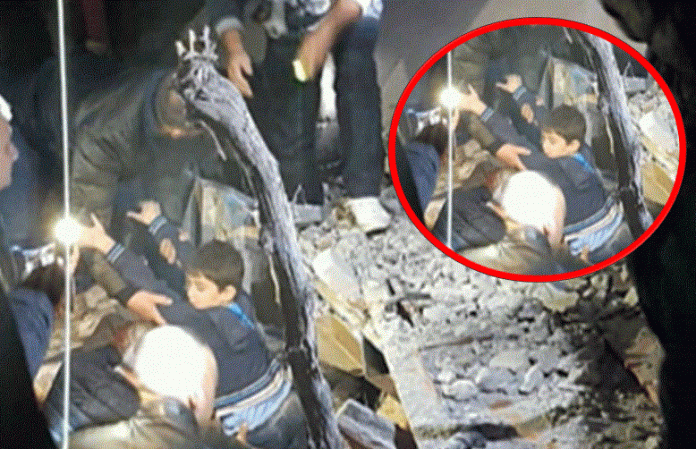 VIDEO/Pamje të dhimbshme, momenti kur nxirret nga rrënojat fëmija, gjyshja vdes duke e mbajtur në prehër